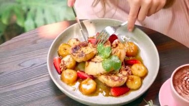 Lezzetli Vejetaryen Yemekleri - Kadın El Kesimi Tatlı Karamelli Ekmek