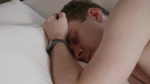 Primer plano Shot of Sleepy Caucasian Man, Día agotador y sobrecargado — Vídeos de Stock