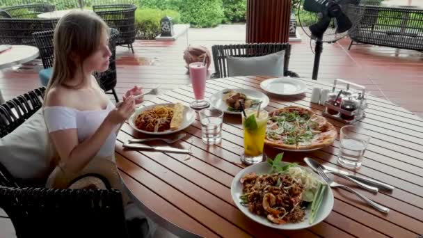 Szczęśliwa młoda kobieta jedząc włoski makaron w restauracji, kobieta z jedzeniem w kawiarni — Wideo stockowe