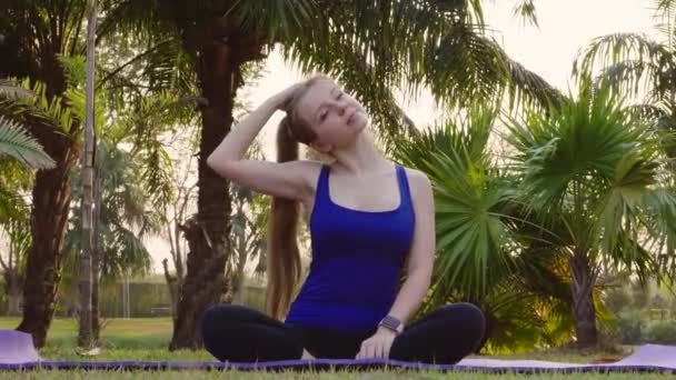 Fitness Vrouw Stretching Body, Tilts Head to Side, Stretch Neck on Yoga Mat — Stockvideo