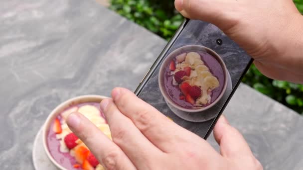 Mãos masculinas fazendo fotos de alimentos saudáveis para mídias sociais em smartphones modernos — Vídeo de Stock