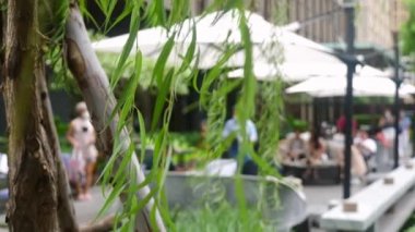 Tıbbi koruyucu maskeli insanlar restoranda, kahvaltı ve öğle yemeği yiyor.