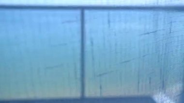 POV çekimi pencereye doğru yürüyor, perdeleri deniz manzarasına açıyor, birinci şahıs görünümü