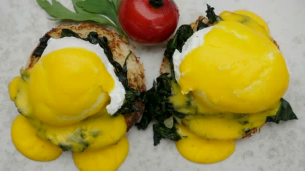 Vista superior do café da manhã com ovos Benedict, bolos torrados, molho holandês — Vídeo de Stock