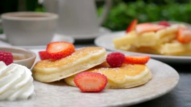 Açık kafede taze böğürtlenli Amerikan gözlemeleri ve waffle. Kapat.
