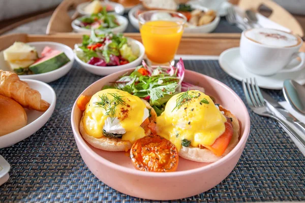 Comida saudável completa rica em oligoelementos e vitaminas, café da manhã no hotel — Fotografia de Stock
