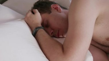 Depresyondaki Yorgun Adam Çıplak Vücut Evde Yatıyor Kapalı Gözlerle