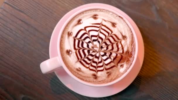 Κύπελλο Cappuccino καφέ με Latte Art σε ξύλινο φόντο — Αρχείο Βίντεο