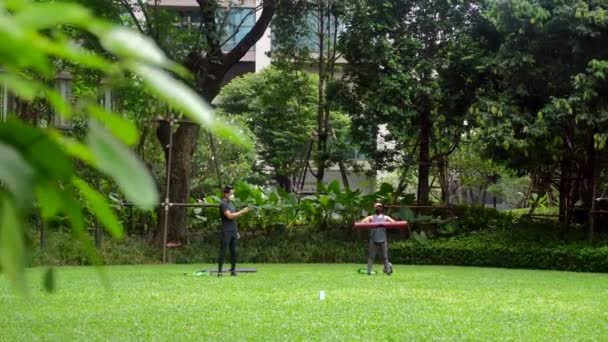 Coach geeft private training aan vrouwelijke atleet en records oefening via de telefoon — Stockvideo