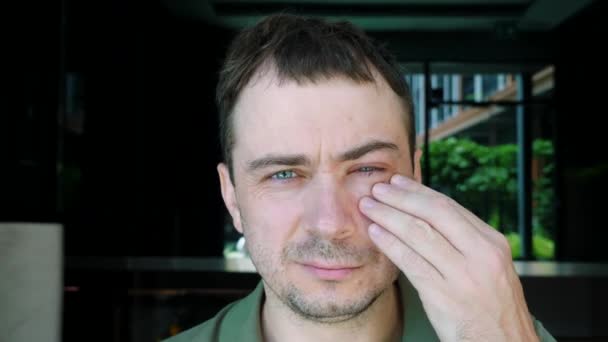 Droevige Man Touch door Hand Een Gezwollen Geïnfecteerd Oog, Gevoelspijn, Conjunctivitis — Stockvideo