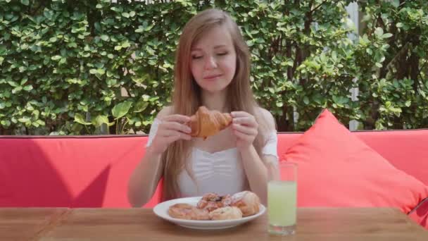 Girl Eat Croissant Sitting in Outdoor Cafe in Sunny Day, Fresh Food, Bakery, Bun — Stock Video