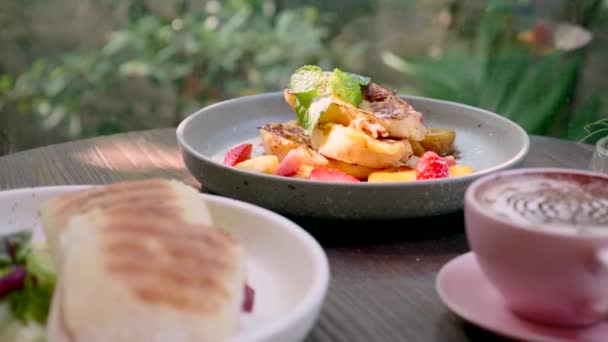 Table avec Assiettes avec Nourriture, Concept de petit déjeuner, Déjeuner dans le restaurant, Café — Video