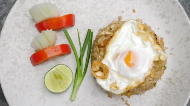 Hiteles thai ételek - sült rizs tetején tojás, garnélarák, friss zöldségek — Stock videók