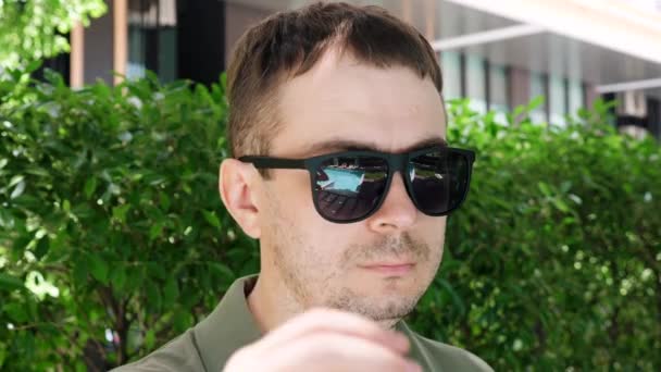 Portré allergiás férfi húzza le sötét napszemüveg, elrejtése duzzadt vörös szem — Stock videók