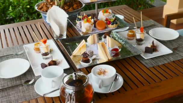 传统的英式下午茶摊上有精选糖果- -蛋糕、小吃 — 图库视频影像