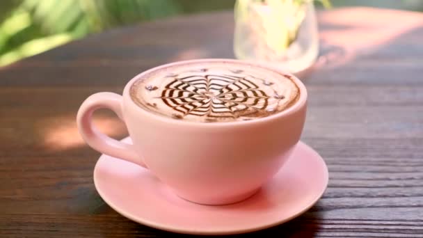 Tazza di Cappuccino o Latte con Cioccolato Decora la Schiuma di Latte sul Tavolo di Legno — Video Stock