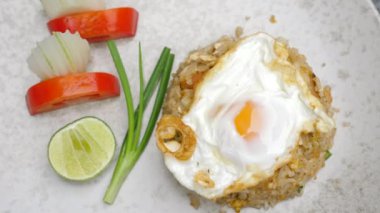 Restoranda karidesli pilav, yerel Tayland mutfağı, khao pad goong