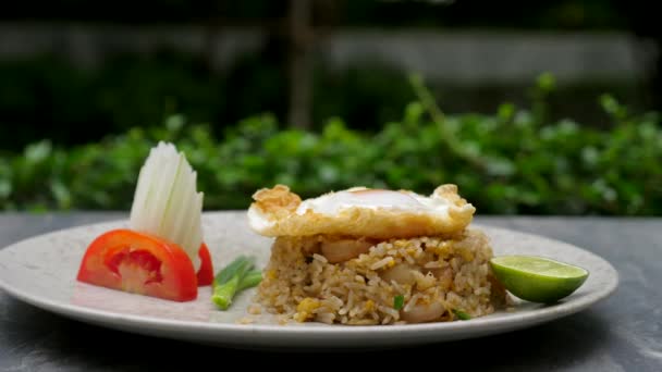 Thaise garnalen gebakken rijst in restaurant, authentieke Thaise keuken, eten in cafe — Stockvideo
