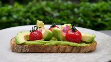 Sağlıklı Kahvaltı. Dilimlenmiş avokado kepekli tost ve lezzetli guacamole.