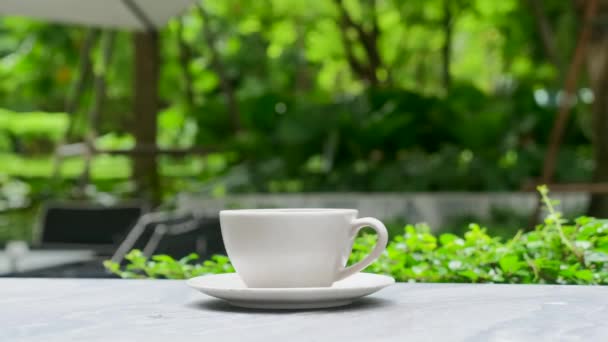 Café de cerámica o taza de té en la elegante mesa de piedra en el restaurante o cafetería al aire libre — Vídeo de stock