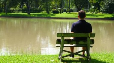 Boşanma ya da ilişki sorunları hakkında düşünen bir erkek. Yalnızlık kavramı