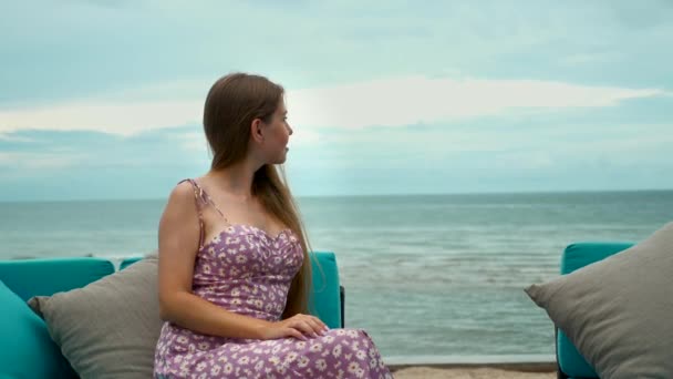 Žena na dovolené na moři. Cestovní žena relaxovat na pláži a užívat si oceánu — Stock video