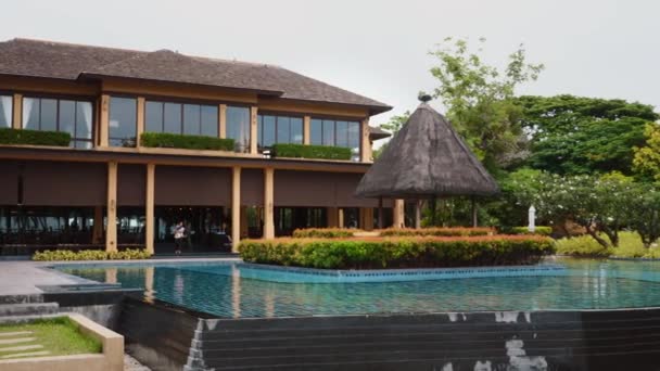 Conceito de férias no hotel moderno. Resort tropical com piscina — Vídeo de Stock