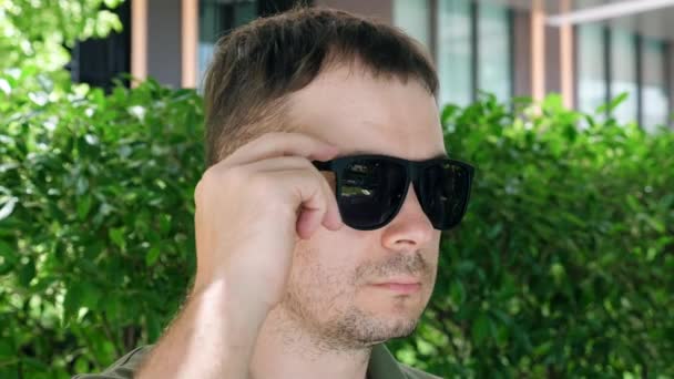 Férfi gyulladt és érintett kötőhártya-gyulladás Eye Look Over szemüveg — Stock videók