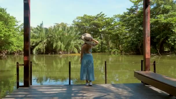 Liburan tropis di danau. Kembali melihat wanita perjalanan di taman kota menikmati alam — Stok Video