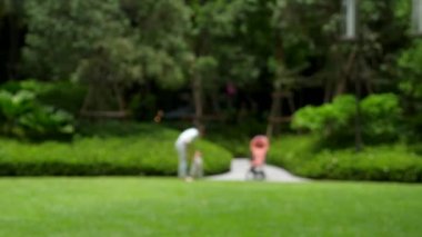 Mutlu anne bebeğe bakıyor, yorgun kızını ya da oğlunu kucağına alıyor.