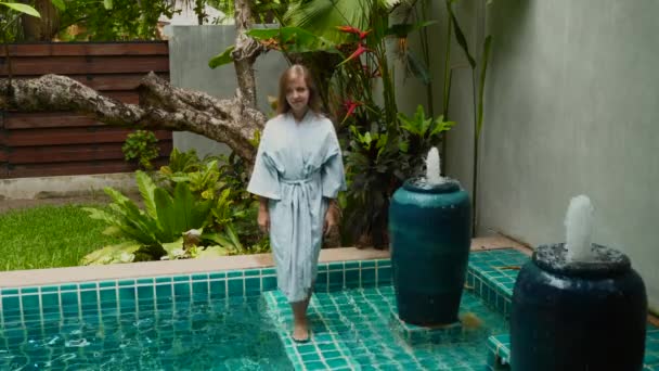 Szczęśliwa kobieta na idyllicznym wakacjach w Tropical Villa z basenem — Wideo stockowe