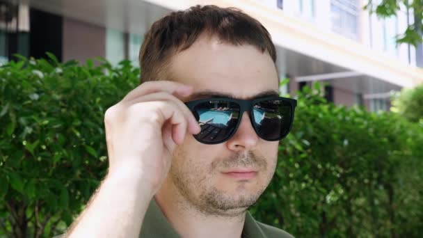 El hombre se quita las gafas de sol negras, ocultando un derrame cerebral lesionado Red Eye después de la alergia — Vídeos de Stock