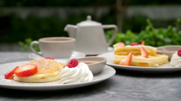 Makanan manis. Teh dengan pancake dan wafel dengan stroberi segar, raspberry — Stok Video