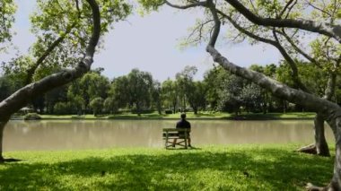Yalnızlık ve depresyon. Yalnız, üzgün, mutsuz adam parkta bankta oturuyor.