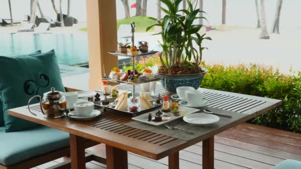 Desayuno buffet dulce en el hotel. Té inglés por la tarde con selección de dulces — Vídeo de stock