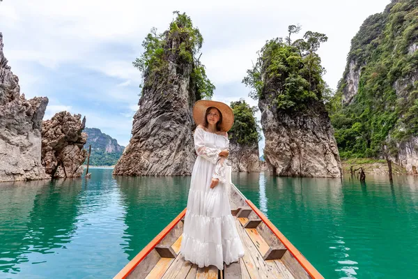 Utazó nő ül a hajón, közel a híres három szikla Khao Sok Park, Thaiföld — Stock Fotó