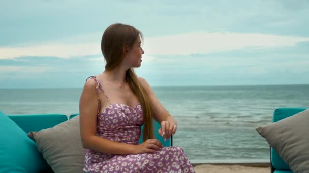 Donna durante le vacanze estive. Ritratto di donna di viaggio rilassarsi sulla spiaggia, godersi l'oceano — Video Stock