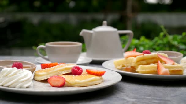 Ongezond ontbijt in het hotel. Zoete koolhydraatbakkerij met geraffineerde suiker — Stockvideo