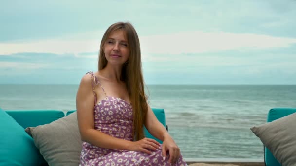 Жінка на морських літніх канікулах. Портрет привабливої подорожі жінки відпочиває на пляжі — стокове відео