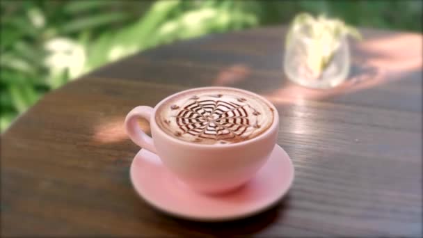 カプチーノやモカのコーヒーカップとミルク泡ラテデザインのコーヒー — ストック動画
