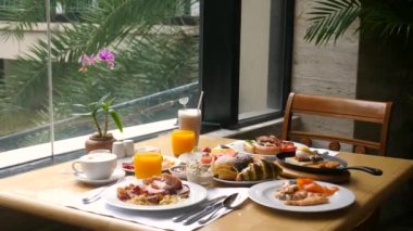Lokantada ya da kafede akşam yemeği, öğle yemeği ya da brunch için yiyecek ve içecekler.