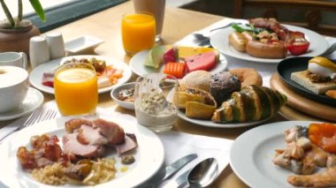 Lüks otelde kahvaltı. Modern tatil beldesindeki büfeden gelen çeşitli yiyecekler.