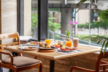 Lüks otelde kahvaltı. Modern tatil beldesindeki büfeden gelen çeşitli yiyecekler.