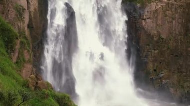 Su şelalelerinin tropik dağ manzarası nehir akıntısı, Haew Narok şelalesi