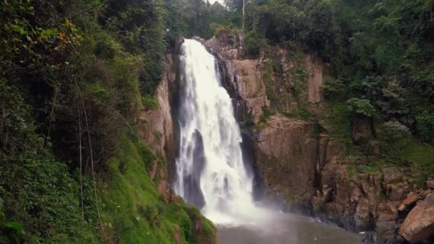Schöner Wasserfall im grünen, wilden Tropenwald im Nationalpark in Thailand — Stockvideo