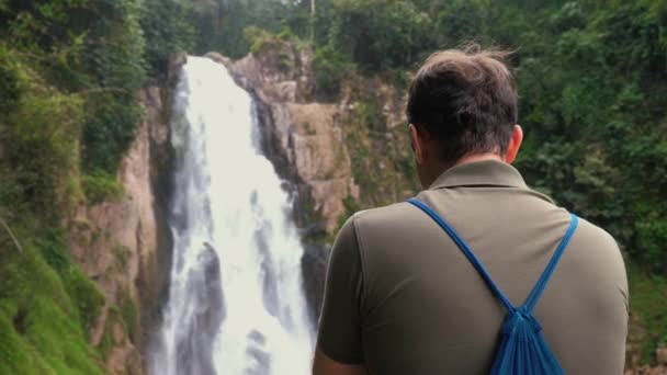ブロガー男またはvlogger録画ビデオの美しい滝,ビデオ撮影 — ストック動画