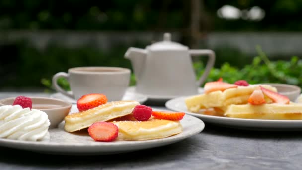 Frühstück, Mittagessen oder Brunch im Hotelrestaurant, Tee, Pfannkuchen mit Erdbeere — Stockvideo