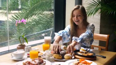 Sağlıksız diyet. Gülümseyen, aç gözlü, aç gözlü, taze fırın yiyen kadın.