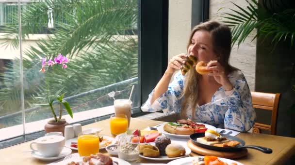 Dieta pouco saudável. Mulher com fome feliz gananciosamente comer saborosa padaria fresca, não dieta — Vídeo de Stock