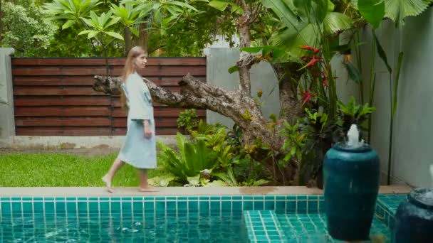 Podróżująca kobieta na idyllicznym wakacjach w Tropical Villa. Wellness, Harmonia — Wideo stockowe